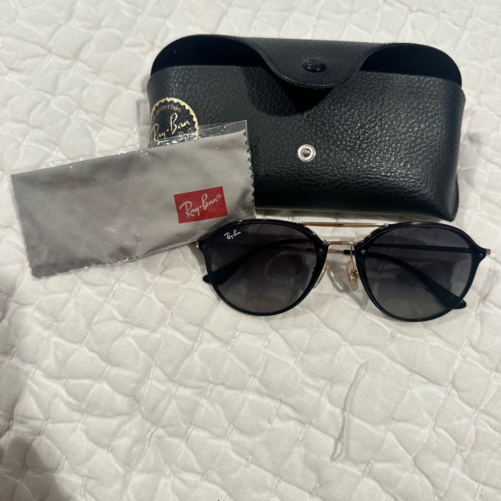 Women’s Rayban black and gold metal frame sunglasses. Gently used